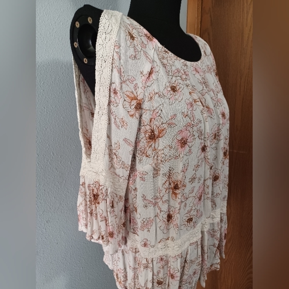 Bebop Floral Lace Trim Blouse - Picture 3 of 11